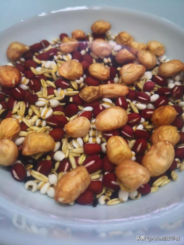 過了臘八就是年，一碗臘八粥搭配拌雞腿、蔬果，溫暖又營養，贊