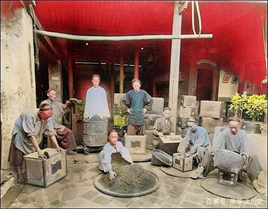 百年前生活是何模樣？縣令判案威風凜凜，百姓和京官過春節不相同