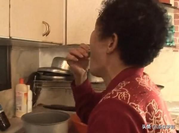 韓國大媽吃洗潔精上癮30年未斷，上廁所都冒泡，醫生卻說身體健康