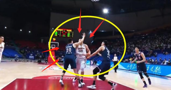 韓德君被肘真相出爐！慢鏡頭還原現場真相，主裁判說服判罰結果