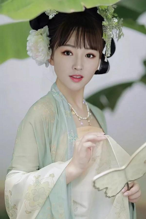 冬月冰輪掛西窗，獨倚寒夜訴愁腸