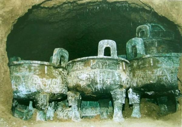 2003年，5位村民挖出27件國寶，揭開西周歷史疑案，政府獎勵20萬