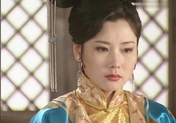 演員何賽飛：父親為她終身未娶，和初戀結婚34年，婚姻狀況如何？