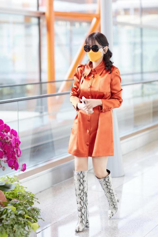 趙雅芝真是沒有“奶奶樣”，穿身黃色碎花裙扮嫩太成功，哪像70後