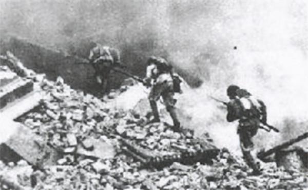 司令員犧牲，粟裕下令佯裝撤退誘敵深入，率2萬人打敗敵7萬人