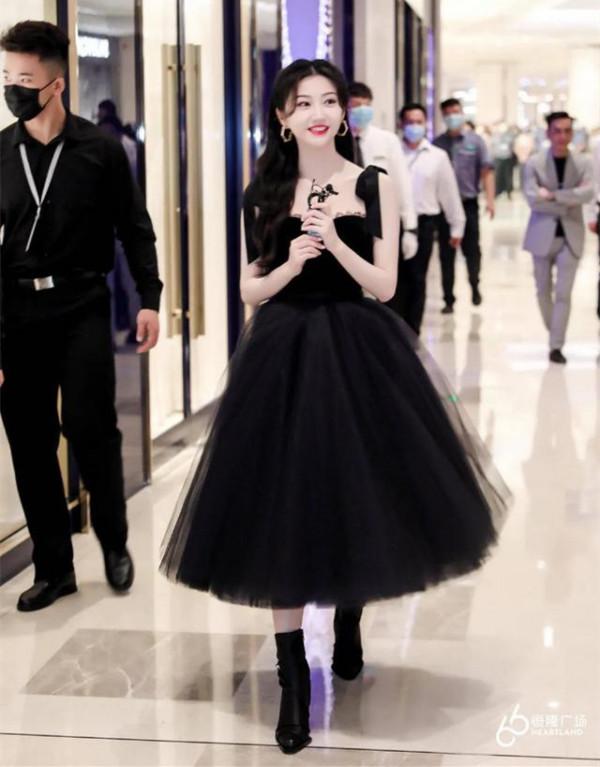 公主裙也不保險？湯唯穿仙女裙造型拖沓壓比例，效果不如隨性西裝