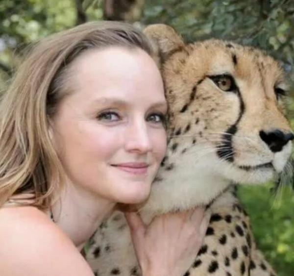 女子冒險救起小豹崽，五年後野外相遇，豹子還認出恩人撲入懷中