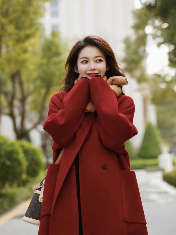 秋冬買大衣，儘量減少黑白灰，這幾種顏色更高階，襯托膚色顯白