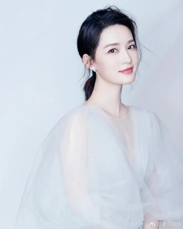 李沁年度最佳女神照，肌膚滑嫩，身材修長，美不勝收