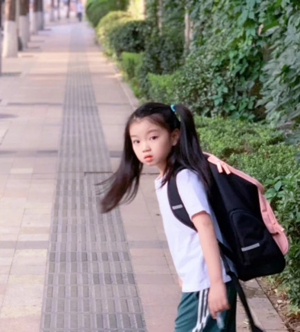 有種“整容”叫阿拉蕾長大了，看到她笑的那刻：又一個00後女神