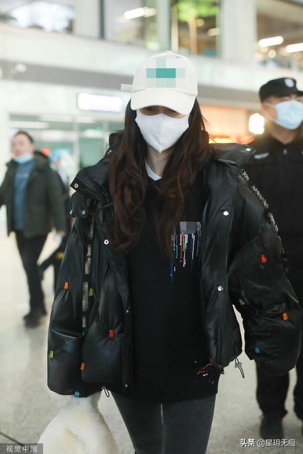 Angelababy現身機場 著黑色羽絨服搭白色棒球帽隨性閒適