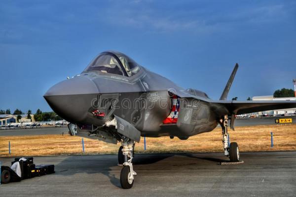 塑膠蓋血案,英國F-35B飛行員被掛船頭險餵魚,跳傘時機堪稱經典 塑膠蓋血案,英國F-35B飛行員被掛船頭險餵魚,跳傘時機堪稱經典