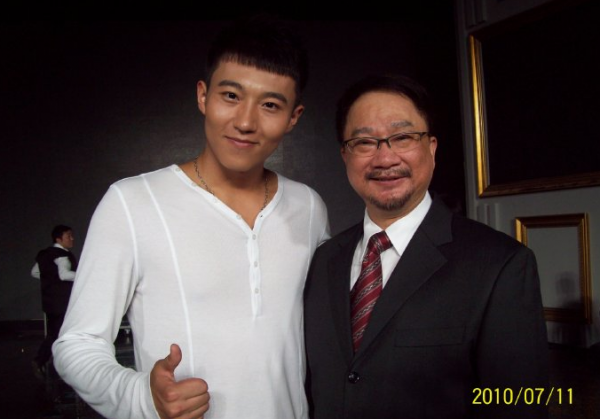 在《斛珠夫人》演楊冪哥哥，戲外卻比她小三歲，還和吳京演過戰狼