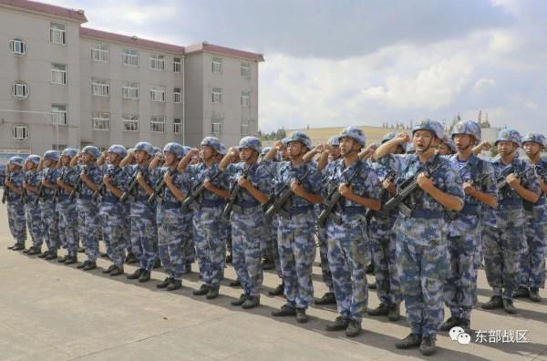 秋季入伍新兵，授槍