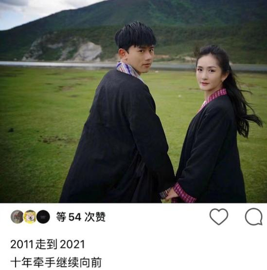 張傑夫婦結婚十週年太高調！曬情侶裝甜過偶像劇，謝娜竟美回巔峰