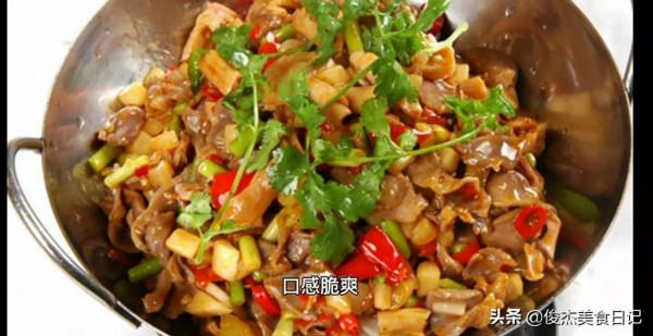 每次剩下的雞雜不要扔，做成乾鍋雞雜，香辣入味，脆嫩爽口