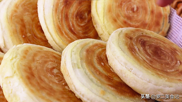 10塊錢一斤的酥餅教你在家做，層層酥脆，一咬就掉渣，比買的好吃