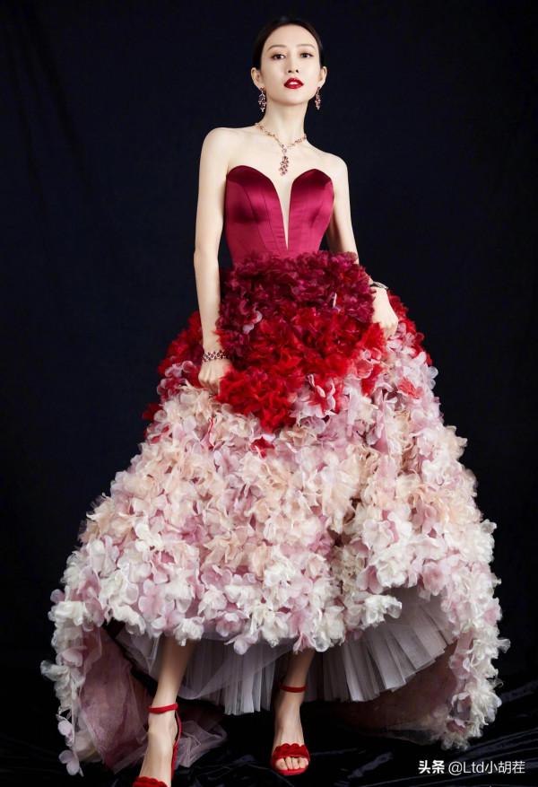 撒嬌女人王鷗：身穿紅色連衣裙超級有女人味！愛了愛了