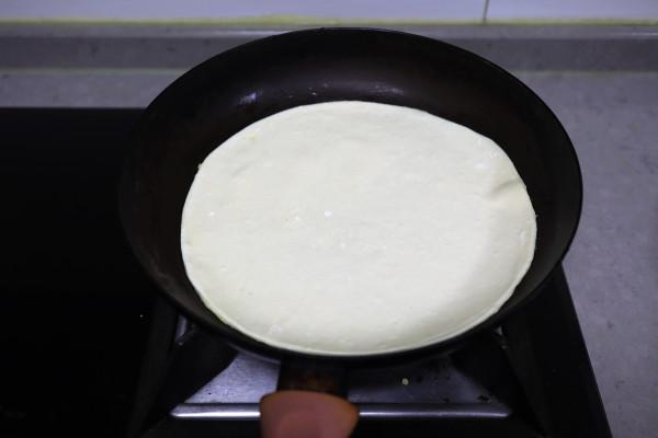 2分鐘出鍋的烙薄餅，又軟又香卷著吃，用涼水還是熱水揉麵不挑剔