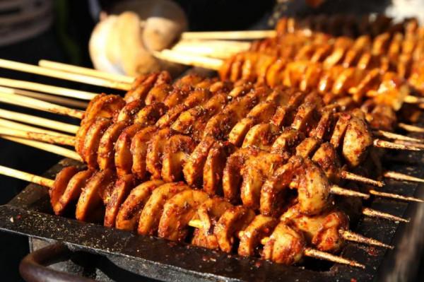 美食街總能擠成一團的，是什麼小吃呢？