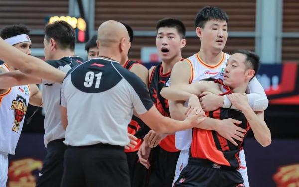 盤點CBA和NBA新賽季裡的罰單，老實的去瀟灑不香嗎