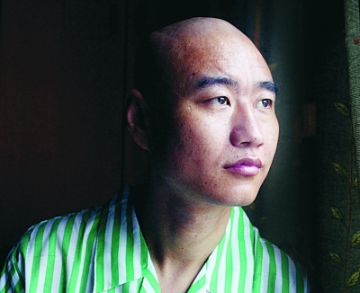 歌手叢飛捐光300萬，得病卻無人問津，愛女成孤兒如今怎麼樣？