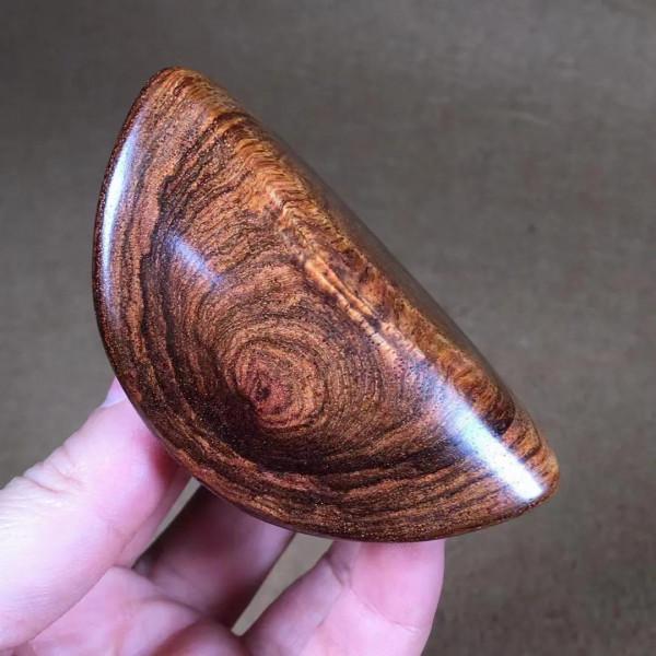 這東西像不像切開的松花蛋？海南黃花梨木樣