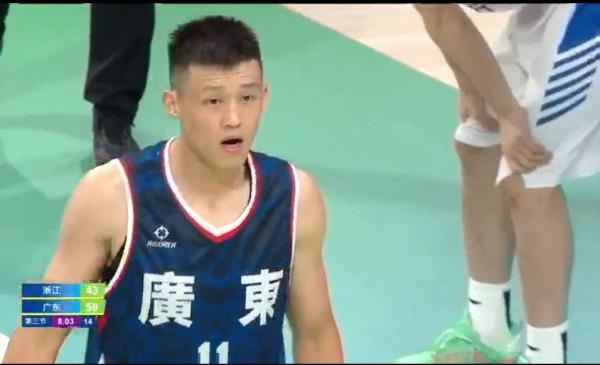 廣東男籃三駕馬車發力，以4分之差力克浙江隊，劉澤一空砍21分