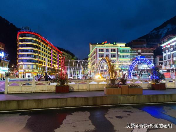 僅有12萬人的城市，城市面積狹小，酒店賓館卻多達100家