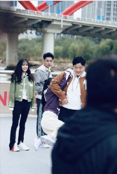 《跑男團》蘭州錄製，沙溢大方請市民吃牛肉麵，網友：玩遊戲輸了