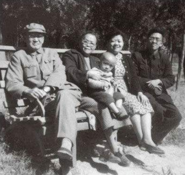 1950年，張治中攜妻兒到南海密會蔣經國，半夜接葉劍英通知：快撤