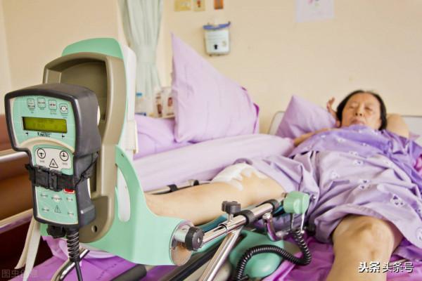 表哥撞傷人後,送到醫院就不管了,這樣應該嗎 表哥撞傷人後,送到醫院就不管了,這樣應該嗎