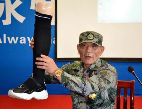 “四個人，一條腿，三雙眼睛”的一等功臣，集體看望94歲烈士媽媽