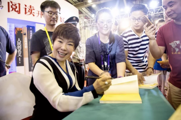 “騙子”于丹如何跌落神壇:《百家講壇》往事 “騙子”于丹如何跌落神壇:《百家講壇》往事