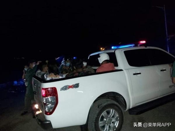 23名男女青年聚集飲酒作樂,被柬埔寨當地警察扣留 23名男女青年聚集飲酒作樂,被柬埔寨當地警察扣留