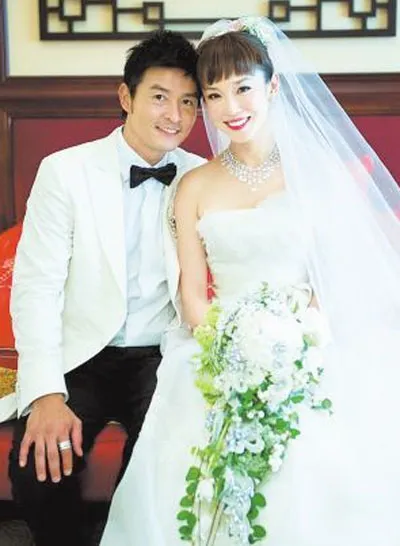 秘密戀愛12年，官宣結婚後羨煞網友，這對新加坡明星夫婦太甜了