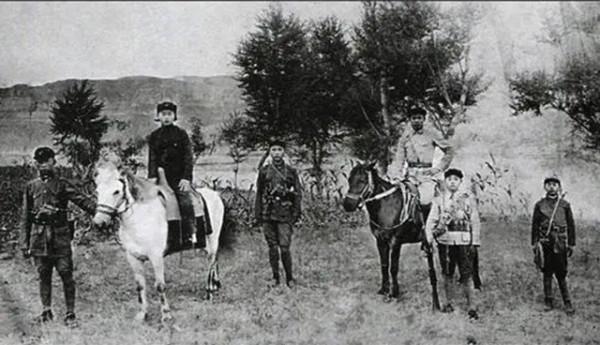 敵人懸賞：抓活的賞5000，死的賞3000，司令得知給了他8名警衛員