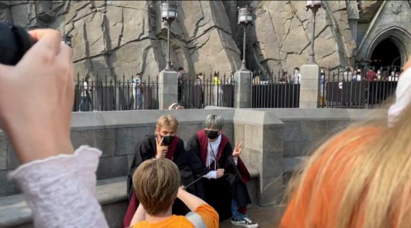 盤點環球影城偶遇明星生圖,白敬亭似商務精英,林依輪兼職賣貨? 盤點環球影城偶遇明星生圖,白敬亭似商務精英,林依輪兼職賣貨?