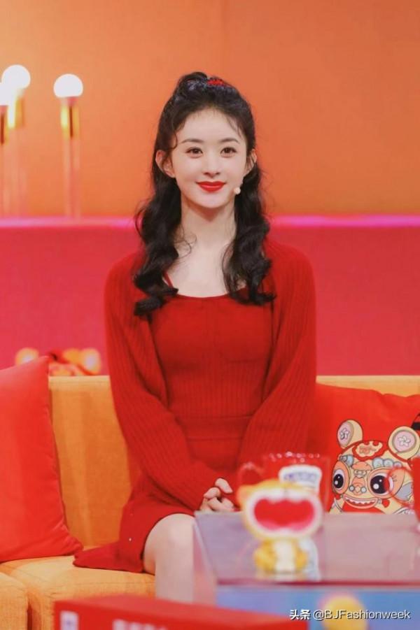 春天穿紅色針織衫，學趙麗穎搭配半扎發，滿滿的少女既視感