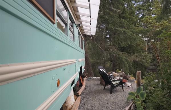 她買下1969年報廢校車，將車殼變成13㎡鄉下蝸居，網友：是真的服