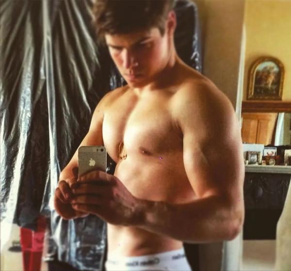 英國王室出了個英俊小哥，女王看好他，有望頂了哈里的缺