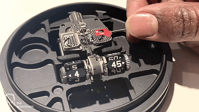 沒有指標的機械錶,售價卻高達185萬,全球限量僅25個 沒有指標的機械錶,售價卻高達185萬,全球限量僅25個