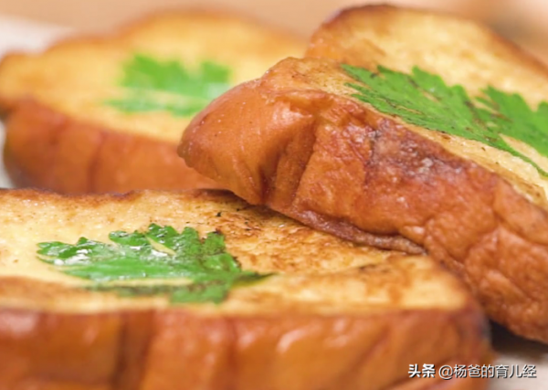 簡單好吃的香煎沙拉吐司，外焦裡嫩，甜香營養，家中孩子特愛吃