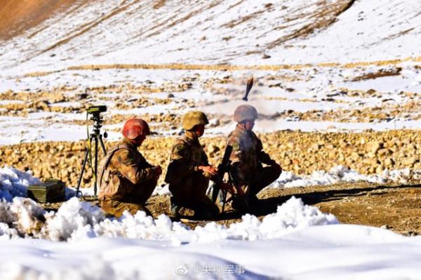 反裝甲火器高原跨晝夜實彈射擊，高畫質大圖看火力全開瞬間