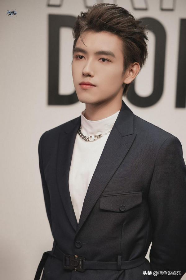 21歲的陳飛宇西裝造型好帥氣，梳大背頭宛如貴公子，側顏好迷人