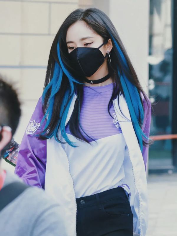 楊冪又帶火了“回力鞋+裙子”！巨美巨顯腿細，絕了