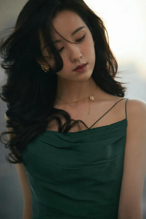 靈動少女陳都靈綠色百褶裙，清爽而復古，越來越有女人味