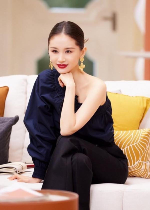 王子文戀愛後也好敢穿,斜肩上衣秀迷人美肩,烈焰紅唇凹出大氣場 王子文戀愛後也好敢穿,斜肩上衣秀迷人美肩,烈焰紅唇凹出大氣場