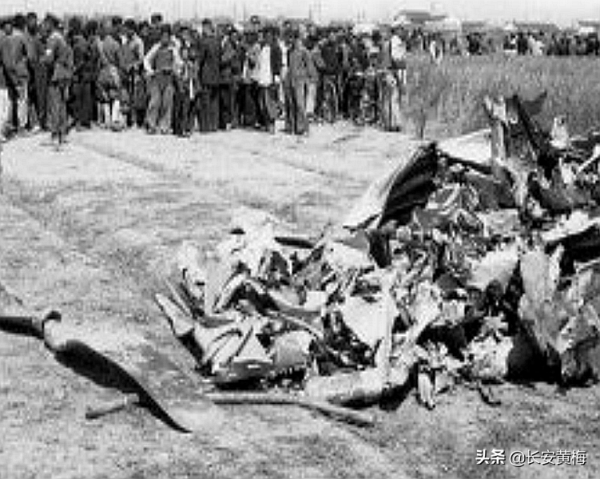 1949年，一架國民黨運鈔機墜毀湘西，掉落10萬銀元害慘百姓