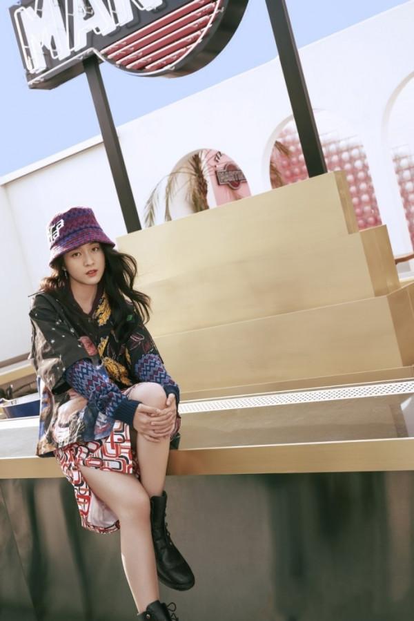 張雪迎難得穿一回超短裙，不想卻暴露了真實腿型，網友：認真的嗎